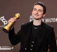 Timothée Chalamet memegang piala Golden Globe pertamanya usai menang lewat film A Complete Unknown di Beverly Hills. (instagram.com/mtv)