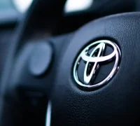 Denso resmi menaikkan harga tender offer saham Toyota Industries menjadi 18.800 yen per lembar sebagai bagian dari rencana privatisasi perusahaan. (unsplash.com/@tinatelep)