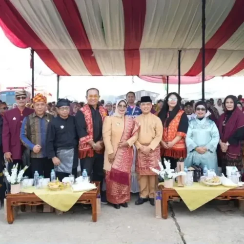 Gubernur Kalbar Ria Norsan membuka Festival Budaya Robo-Robo 2026 di Kuala Mempawah.