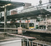 Ilustrasi - Mendagri Tito Karnavian memberikan arahan untuk memastikan transportasi aman dan harga tiket stabil selama libur Natal 2025 dan Tahun Baru 2026. (Freepik.com)