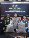 Polresta Pontianak mengamankan ratusan kilogram sisik dan kuku trenggiling dalam pengungkapan dugaan perdagangan ilegal satwa dilindungi.
