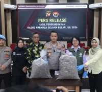 Polresta Pontianak mengamankan ratusan kilogram sisik dan kuku trenggiling dalam pengungkapan dugaan perdagangan ilegal satwa dilindungi.