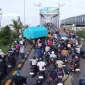 Truk roda enam melintang di Jembatan Kapuas I Pontianak hingga menyebabkan kemacetan panjang pada pagi hari.