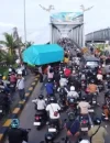 Truk roda enam melintang di Jembatan Kapuas I Pontianak hingga menyebabkan kemacetan panjang pada pagi hari.