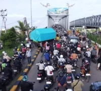 Truk roda enam melintang di Jembatan Kapuas I Pontianak hingga menyebabkan kemacetan panjang pada pagi hari.