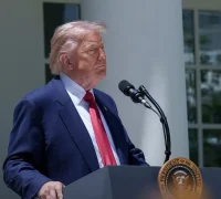 Presiden Amerika Serikat Donald Trump mengumumkan pencabutan tarif Selat Hormuz dan pembukaan kembali jalur pelayaran internasional.
