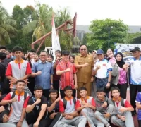 Gubernur Kalbar Ria Norsan membuka Turnamen Voli SMUNJU CUP 2026 di SMAN 7 Pontianak dalam rangka HUT ke-53 sekolah.