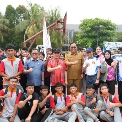 Gubernur Kalbar Ria Norsan membuka Turnamen Voli SMUNJU CUP 2026 di SMAN 7 Pontianak dalam rangka HUT ke-53 sekolah.