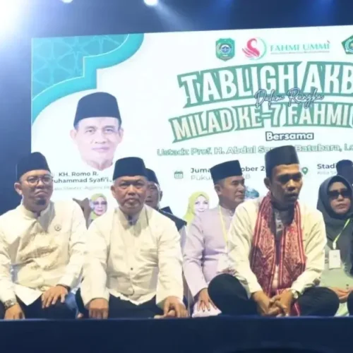 Ribuan jemaah menghadiri Tabligh Akbar bersama Ustaz Abdul Somad di Stadion Kridasana, Kota Singkawang, dalam rangka Milad ke-7 Fahmi Ummi, Jumat (2/10/2026).