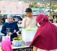 Stan UMKM di kawasan Pelataran Eks Sail Karimata, Pantai Pulau Datok, ramai dikunjungi masyarakat selama pelaksanaan MTQ XXXIV Kalbar di Kayong Utara.