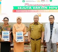 Sekda Kalbar Harisson mencanangkan Gerakan Sejuta Vaksin HPV pada Seminar Perempuan di Balai Petitih Kantor Gubernur Kalbar.
