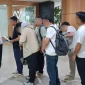 Petugas Imigrasi Kelas II TPI Sanggau mengawal proses deportasi 11 warga negara Tiongkok yang melanggar aturan keimigrasian melalui Bandara Internasional Supadio, Kabupaten Kubu Raya. (Foto: facebook.com/kantorimigrasi.sanggau)