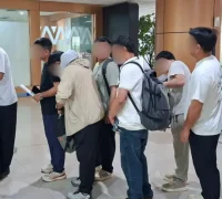 Petugas Imigrasi Kelas II TPI Sanggau mengawal proses deportasi 11 warga negara Tiongkok yang melanggar aturan keimigrasian melalui Bandara Internasional Supadio, Kabupaten Kubu Raya. (Foto: facebook.com/kantorimigrasi.sanggau)