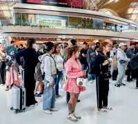 Petugas KBRI Phnom Penh membantu proses pemulangan WNI yang menjadi korban jaringan online scam di Kamboja.