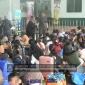Petugas JIM Sarawak bersama ratusan WNI yang dideportasi ke Indonesia melalui Depot Imigresen Semuja.