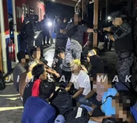 Jabatan Imigresen Malaysia (JIM) Sarawak mengamankan 29 WNI dan satu warga negara Thailand dalam operasi penertiban keimigrasian di Kuching dan Lundu pada 12–13 Oktober 2026. (Foto: JIM Sarawak)