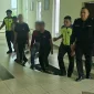 Polisi Matu Daro, Sarawak, Malaysia, mengamankan empat pria yang diduga terlibat pencurian aki dan komponen mesin buldoser di Kampung Loba Balu. (Foto: FB/IPD Matu Daro - Rasmi)