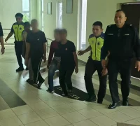 Polisi Matu Daro, Sarawak, Malaysia, mengamankan empat pria yang diduga terlibat pencurian aki dan komponen mesin buldoser di Kampung Loba Balu. (Foto: FB/IPD Matu Daro - Rasmi)