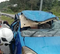Mobil yang membawa empat WNI ringsek setelah menabrak pembatas jalan di kawasan Kuching, Sarawak, Malaysia.