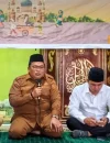 Wabup Kubu Raya Sukiryanto menyampaikan imbauan kepada warga saat Safari Ramadan di Kuala Mandor B agar bersama menjaga infrastruktur jalan dari kerusakan akibat truk overload.