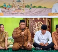 Wabup Kubu Raya Sukiryanto menyampaikan imbauan kepada warga saat Safari Ramadan di Kuala Mandor B agar bersama menjaga infrastruktur jalan dari kerusakan akibat truk overload.