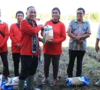 Wagub Kalbar Krisantus Kurniawan menghadiri gerakan tanam jagung massal di Jagoi Babang, Bengkayang.