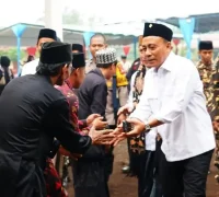 Wagub Kalbar Krisantus Kurniawan menghadiri Haul Akbar dan Haflatul Ikhtibar sekaligus mewisuda santri Ponpes Darul Qur'an Wal Lughoh di Kubu Raya.