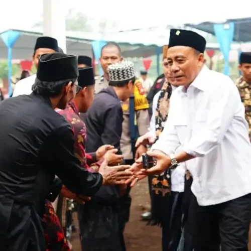 Wagub Kalbar Krisantus Kurniawan menghadiri Haul Akbar dan Haflatul Ikhtibar sekaligus mewisuda santri Ponpes Darul Qur'an Wal Lughoh di Kubu Raya.