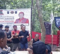 Wagub Kalbar Krisantus Kurniawan saat mengunjungi situs Raja Mawikng di Desa Saham Landak.