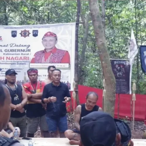 Wagub Kalbar Krisantus Kurniawan saat mengunjungi situs Raja Mawikng di Desa Saham Landak.