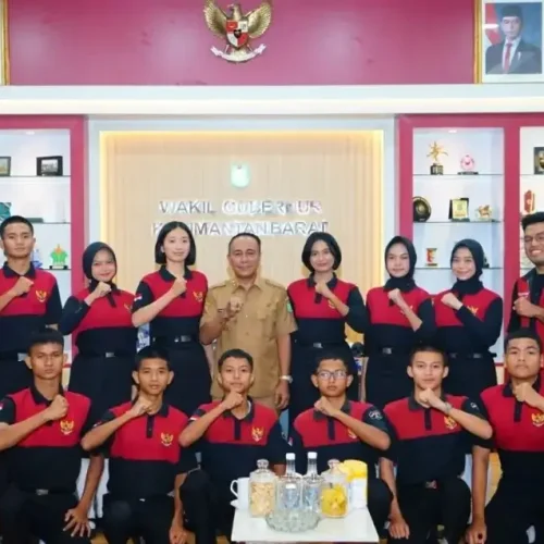 Wagub Kalbar Krisantus Kurniawan melepas kontingen SMAN 3 Singkawang untuk mewakili Kalbar di lomba tingkat nasional.