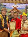Wagub Kalbar Krisantus Kurniawan menerima gelar adat kehormatan Cendaga Bandar Bicara Tuah Benua di Rumah Radakng Pontianak, (21/5/2026).
