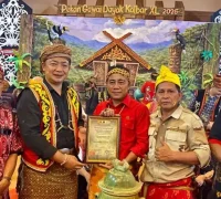 Wagub Kalbar Krisantus Kurniawan menerima gelar adat kehormatan Cendaga Bandar Bicara Tuah Benua di Rumah Radakng Pontianak, (21/5/2026).