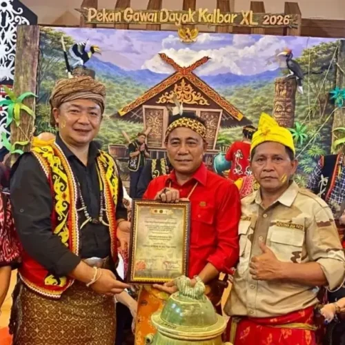 Wagub Kalbar Krisantus Kurniawan menerima gelar adat kehormatan Cendaga Bandar Bicara Tuah Benua di Rumah Radakng Pontianak, (21/5/2026).