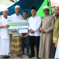 Wagub Kalbar Krisantus Kurniawan menyerahkan bantuan hewan kurban Iduladha 1447 H kepada pengurus masjid.
