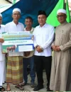 Wagub Kalbar Krisantus Kurniawan menyerahkan bantuan hewan kurban Iduladha 1447 H kepada pengurus masjid.