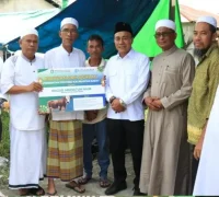 Wagub Kalbar Krisantus Kurniawan menyerahkan bantuan hewan kurban Iduladha 1447 H kepada pengurus masjid.