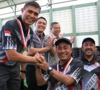 Wagub Kalbar Krisantus Kurniawan saat eksibisi menembak bersama Perbakin Kalbar di Kodam XIITanjungpura. (instagram/@adpim.provkalbar)