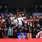Wakil Gubernur Kalbar Krisantus Kurniawan menyerahkan piala kepada juara Kejuaraan Karate INKANAS Kalbar 2026 di Pontianak.