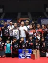 Wakil Gubernur Kalbar Krisantus Kurniawan menyerahkan piala kepada juara Kejuaraan Karate INKANAS Kalbar 2026 di Pontianak.