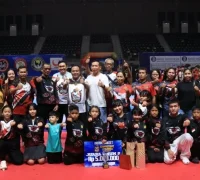 Wakil Gubernur Kalbar Krisantus Kurniawan menyerahkan piala kepada juara Kejuaraan Karate INKANAS Kalbar 2026 di Pontianak.