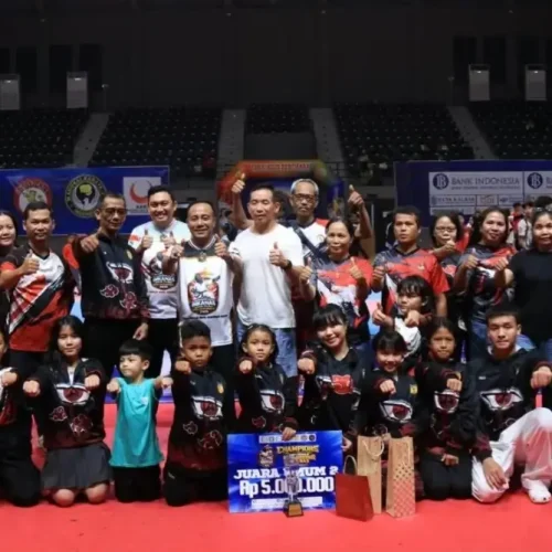 Wakil Gubernur Kalbar Krisantus Kurniawan menyerahkan piala kepada juara Kejuaraan Karate INKANAS Kalbar 2026 di Pontianak.