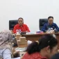 Wagub Kalbar Krisantus Kurniawan memimpin rapat koordinasi mitigasi karhutla.