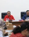 Wagub Kalbar Krisantus Kurniawan memimpin rapat koordinasi mitigasi karhutla.