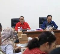 Wagub Kalbar Krisantus Kurniawan memimpin rapat koordinasi mitigasi karhutla.