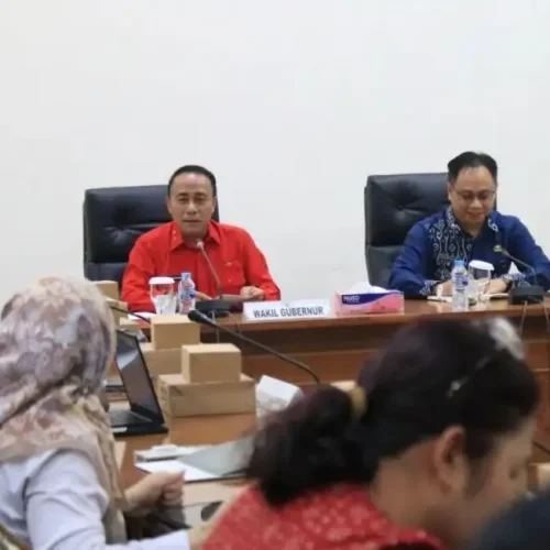 Wagub Kalbar Krisantus Kurniawan memimpin rapat koordinasi mitigasi karhutla.