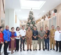 Wagub Kalbar Krisantus menghadiri Open House Natal 2025 di Keuskupan Agung Pontianak. (instagram.com/adpim.provkalbar)