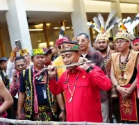 Wakil Gubernur Kalbar Krisantus Kurniawan membuka Pekan Gawai Dayak ke-3 di Tangerang bersama Forum Dayak Kalimantan Jakarta.(instagram.com/adpim.provkalbar)