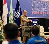 Wakil Gubernur Kalimantan Barat Krisantus Kurniawan memberikan arahan kepada kader GAMKI Kalbar dalam kegiatan Study Meeting di Pontianak. (MC Kalbar)
