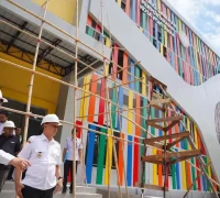 Wali Kota Pontianak Edi Rusdi Kamtono saat meninjau pembangunan Gedung Layanan Perpustakaan Kota Pontianak, pada Rabu 13 Agustus 2025. (Pontianak.go.id)